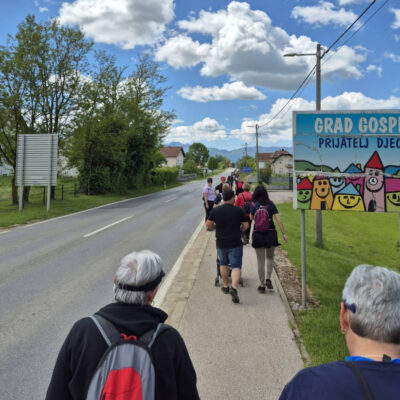 Jubilarna 10. akcija „Hodanjem do zdravlja“ u Gospiću: spoj rekreacije i humanosti