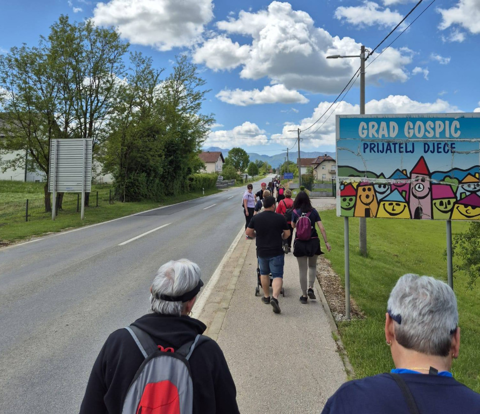 Jubilarna 10. akcija „Hodanjem do zdravlja“ u Gospiću: spoj rekreacije i humanosti
