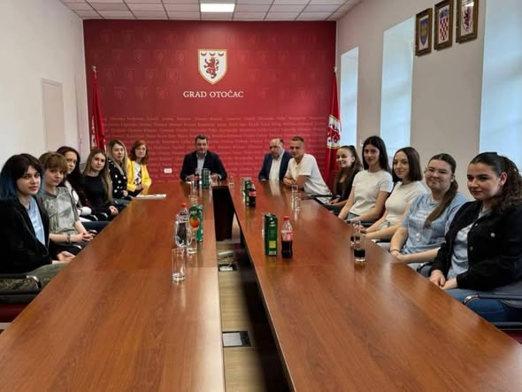 Gradonačelnik Otočca nagradio uspješne LiDraNo-vce: Mladi talenti ponos škole i grada