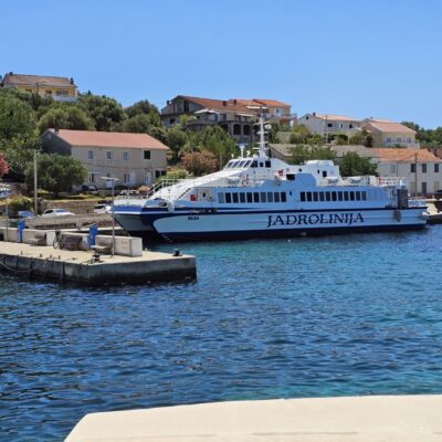 Prvi katamaran uplovio u luku Tovarnele: Nova kvarnerska linija povezala Lun, Novalju, Senj i Kvarner