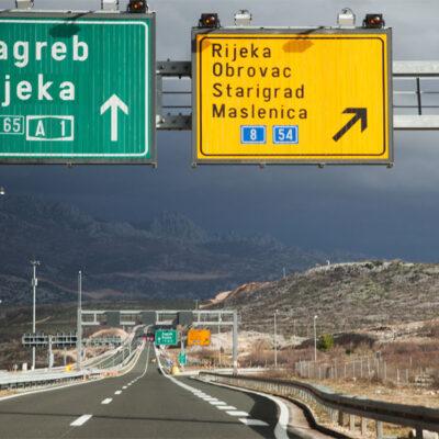 Za vikend pojačan promet prema moru usporio vožnju, vozačima upućen važan apel – Gumenjak završio nasred autoceste A1 kod Gospića